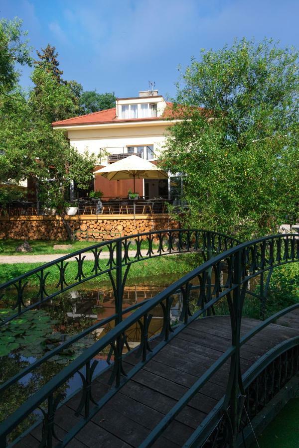 Areal Botanika Hotel Unhost Bagian luar foto
